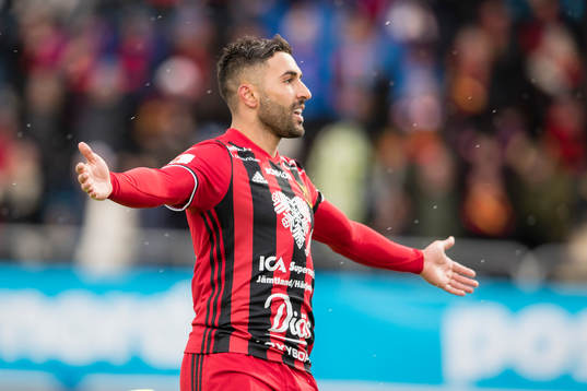 Östersunds Saman Ghoddos jublar