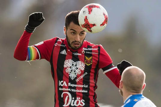 Östersunds Brwa Nouri nickar bollen
