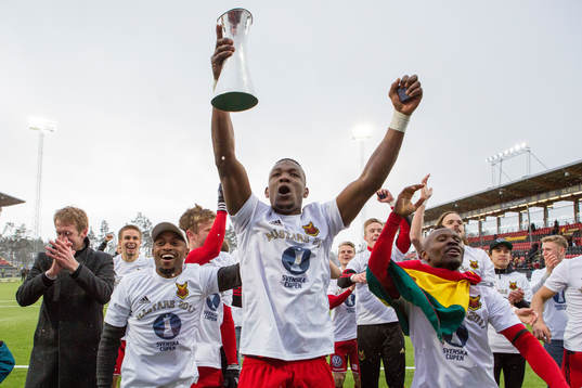 Östersunds Alhaji Gero höjer bucklan och jublar