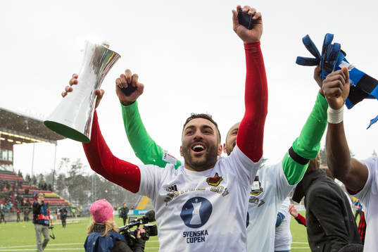 Östersunds Saman Ghoddos höjer pokalen och jublar