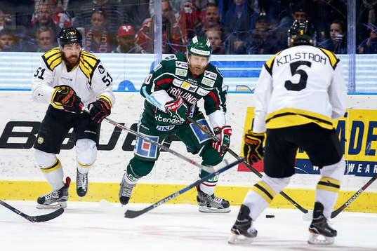 Brynäs Marc Zanetti och Lukas Kilström försvarar mot