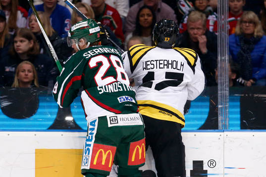 Frölundas Johan Sundström tacklar Brynäs Pathrik