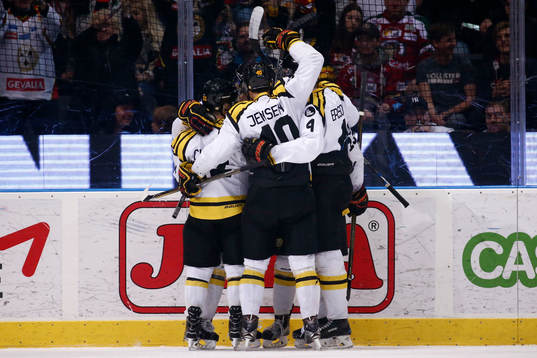 Brynäs spelare jublar med målskytten till 0-2 Oskar