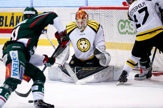 Frölundas Victor Olofsson skjuter mot Brynäs målvakt
