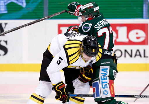 Brynäs Lukas Kilström tacklar Frölundas Patrik Carlsson