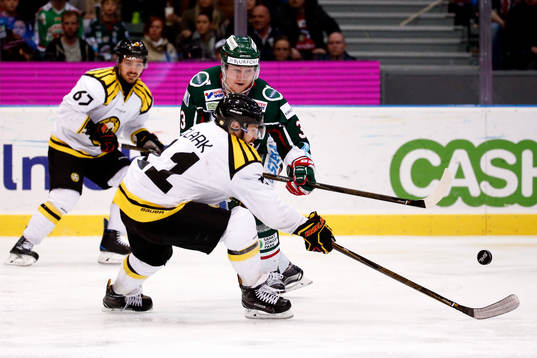 Brynäs Kevin Clark och Frölundas Carl Grundström i kamp