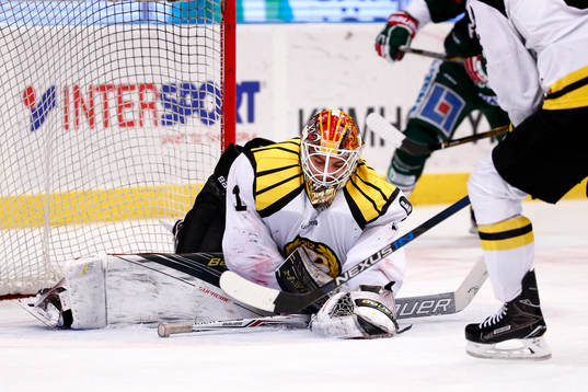 Brynäs målvakt Felix Sandström blockerar pucken