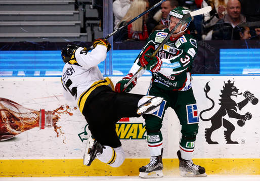 Brynäs Lukas Kilström tacklas av Frölundas Nicklas Lasu