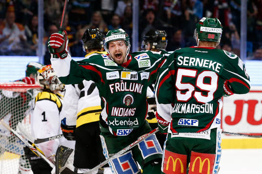 Frölundas Patrik Carlsson gjorde 1-2 och jublar med Simon