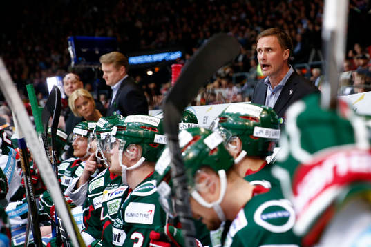 Frölundas tränare Roger Rönnberg i båset