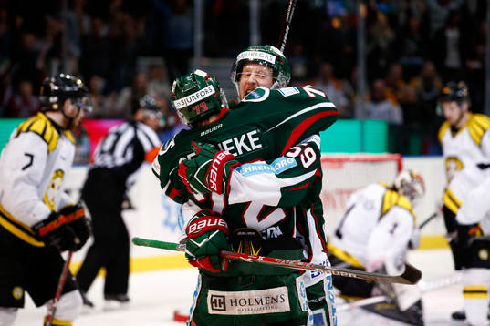Frölundas Simon Hjalmarsson jublar med målskytten till