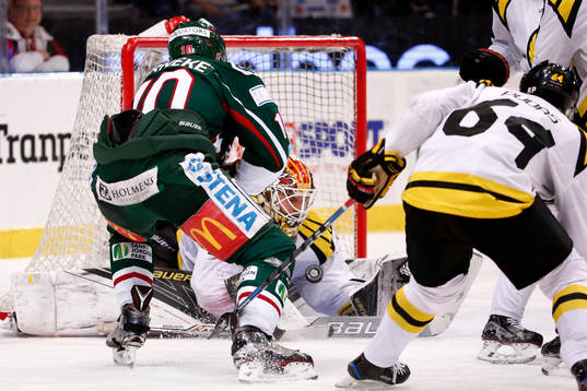 Frölundas Sean Bergenheim skjuter men Brynäs målvakt