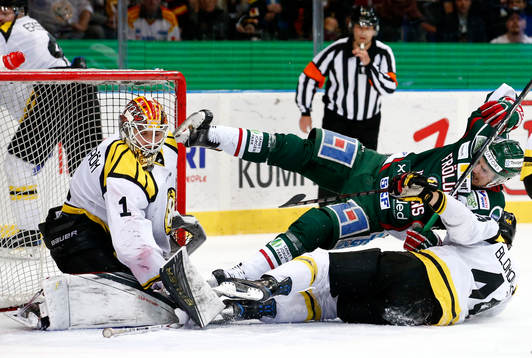 Brynäs målvakt Felix Sandström ser Jacob Blomqvist och