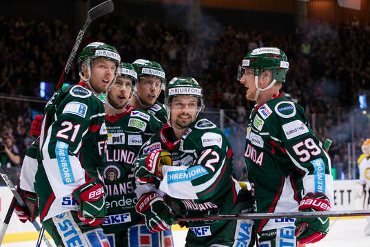 Frölundas Patrik Carlsson jublar ihop med lagkamrater