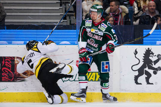 Frölundas Nicklas Lasu tacklar Brynäs Lukas Kilström