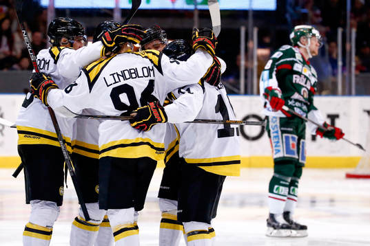 Brynäs Oskar Lindblom jublar med lagkamrater