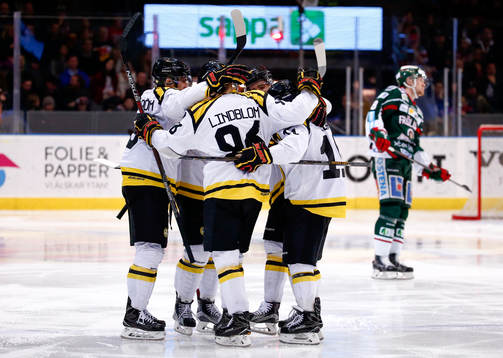 Brynäs Oskar Lindblom jublar med lagkamrater
