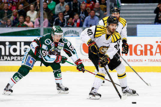 Frölundas Simon Hjalmarsson jagar Brynäs Jesper Jensen