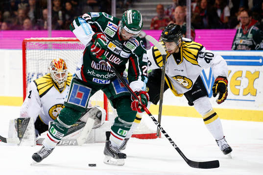 Frölundas Joel Lundqvist och Brynäs Jesper Jensen i kamp