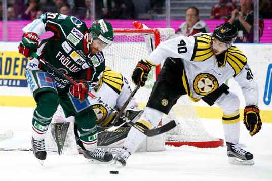Frölundas Joel Lundqvist och Brynäs Jesper Jensen i kamp