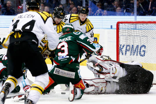 Frölundas Carl Grundström oroar framför Brynäs målvakt