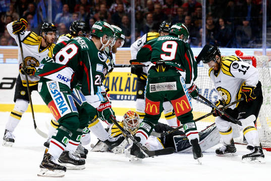 Frölundas Johan Sundström och Casey Wellman i kamp om