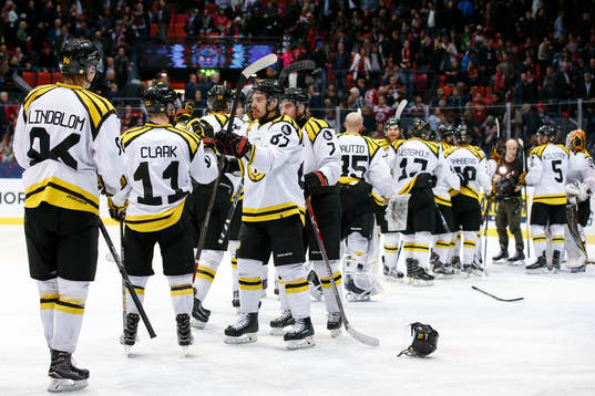 Brynäs spelare jublar
