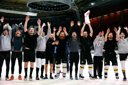 Brynäs spelare jublar