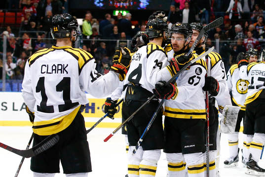 Brynäs Kevin Clark, Johan Alcén och Tomas Zaborsky jublar