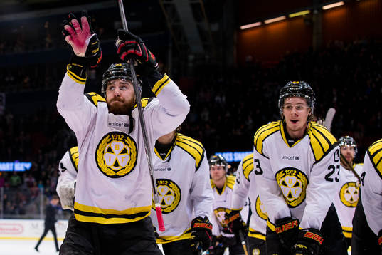 Brynäs Marc Zanetti t.v. och Lucas Carlsson  jublar