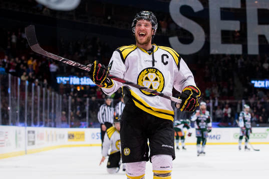Brynäs Jacob Blomqvist jublar framför sina supportrar
