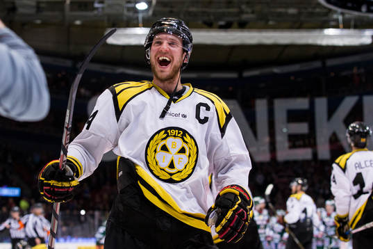 Brynäs Jacob Blomqvist jublar framför sina supportrar