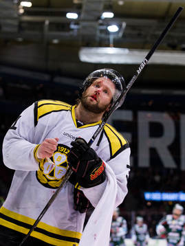 Brynäs Jonathan Granström med blod i ansiktet jublar