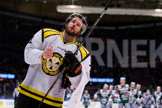 Brynäs Jonathan Granström med blod i ansiktet jublar