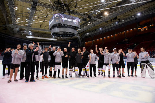 Brynäs jublar framför sina supportrar