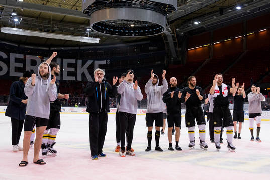 Brynäs jublar framför sina supportrar