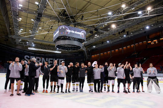 Brynäs jublar framför sina supportrar