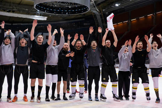 Brynäs jublar framför sina supportrar