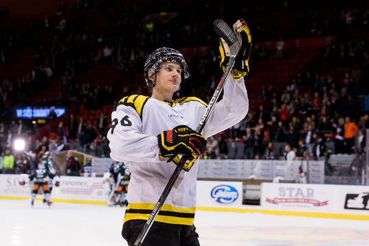 Brynäs Oskar Lindblom tackar supportrarna