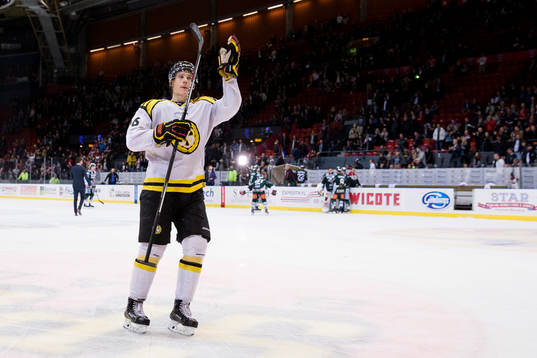 Brynäs Oskar Lindblom tackar supportrarna