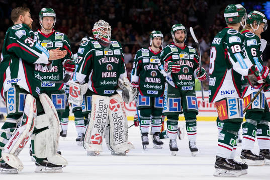 Frölundas målvakt Johan Gustafsson och Casey Wellman