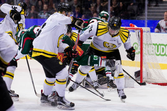 Frölundas Joel Lundqvist kör ihop med Brynäs Jonathan