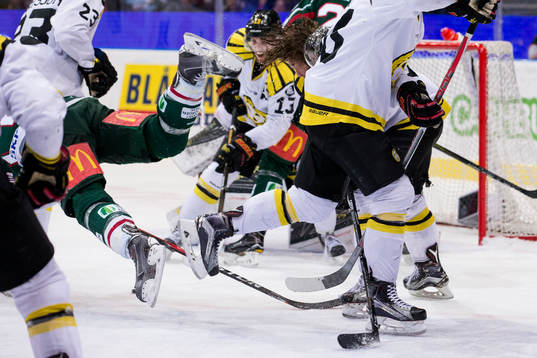 Frölundas Joel Lundqvist kör ihop med Brynäs Jonathan