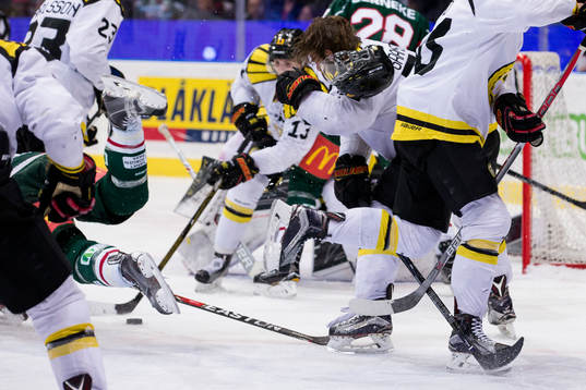 Frölundas Joel Lundqvist kör ihop med Brynäs Jonathan