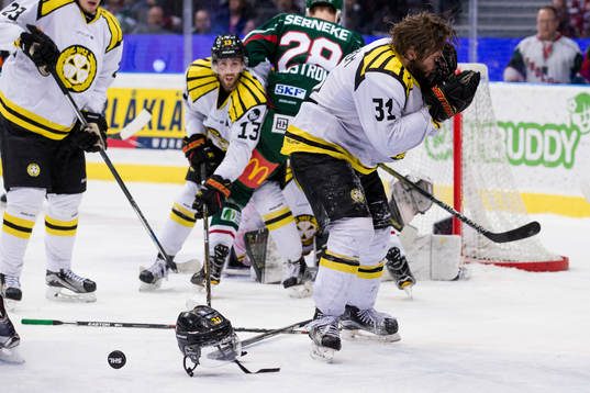 Frölundas Joel Lundqvist kör ihop med Brynäs Jonathan