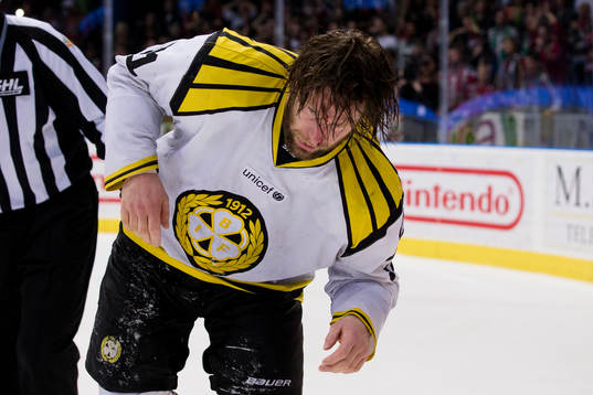 Frölundas Joel Lundqvist kör ihop med Brynäs Jonathan