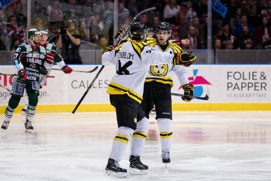 Brynäs Oskar Lindblom jublar ihop med Lukas Kilström