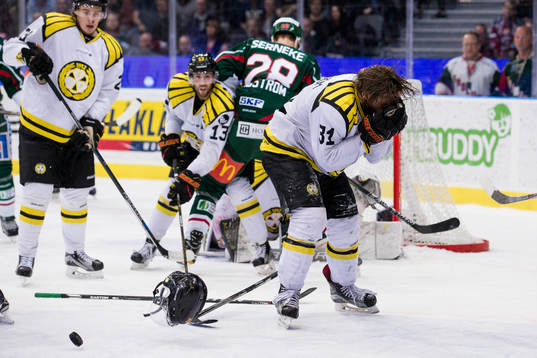Frölundas Joel Lundqvist kör ihop med Brynäs Jonathan