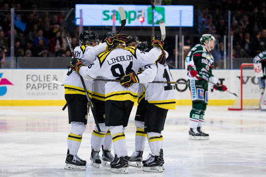 Brynäs Oskar Lindblom jublar ihop med lagkamrater