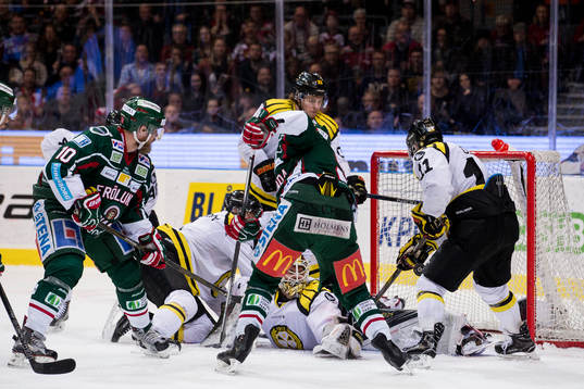 Brynäs målvakt Felix Sandström håller undan för skott